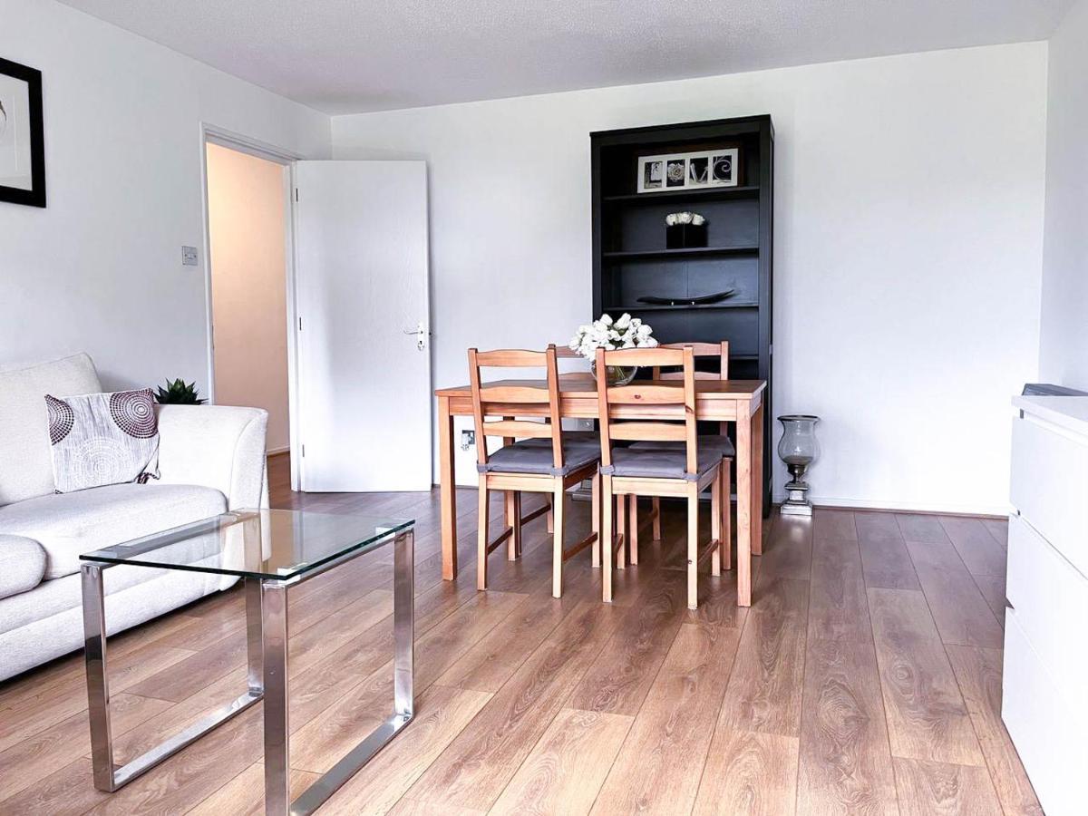 Lovely 2 Bedroom Flat With Free Parking, Great Transport Links To Central London, The Excel Centre, Canary Wharf And The O2! Екстер'єр фото