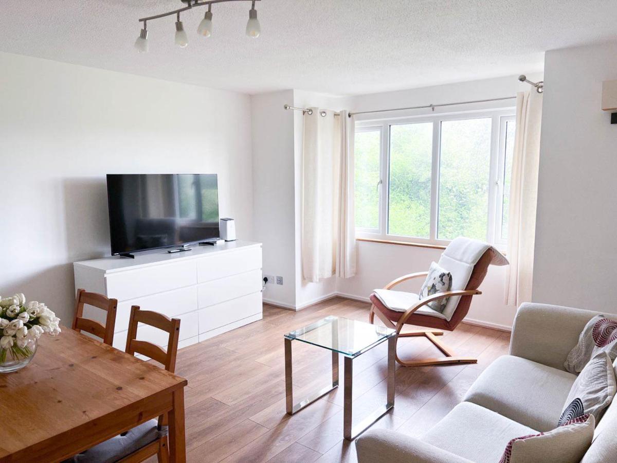 Lovely 2 Bedroom Flat With Free Parking, Great Transport Links To Central London, The Excel Centre, Canary Wharf And The O2! Екстер'єр фото