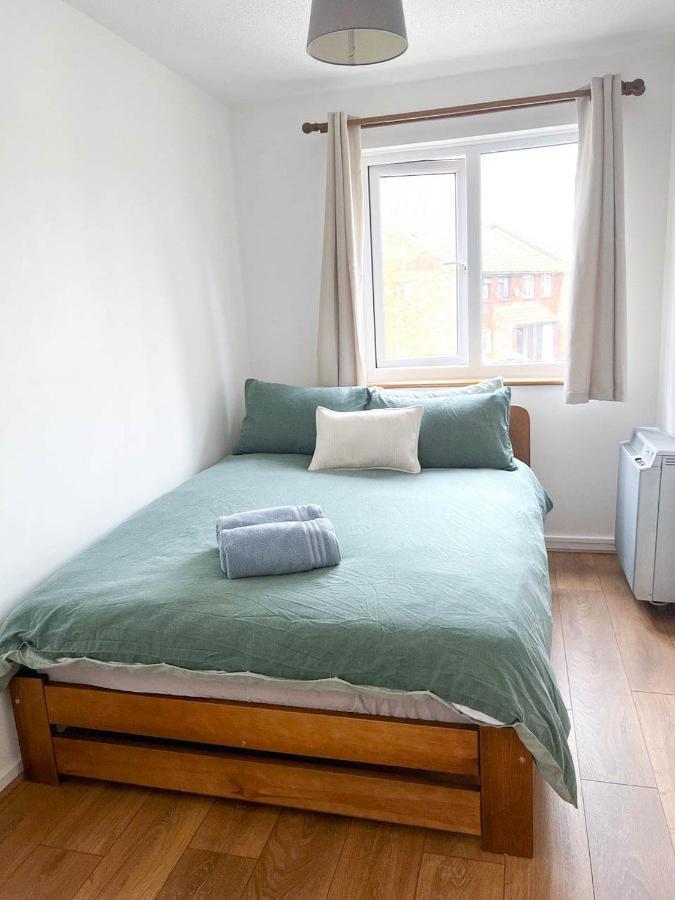 Lovely 2 Bedroom Flat With Free Parking, Great Transport Links To Central London, The Excel Centre, Canary Wharf And The O2! Екстер'єр фото