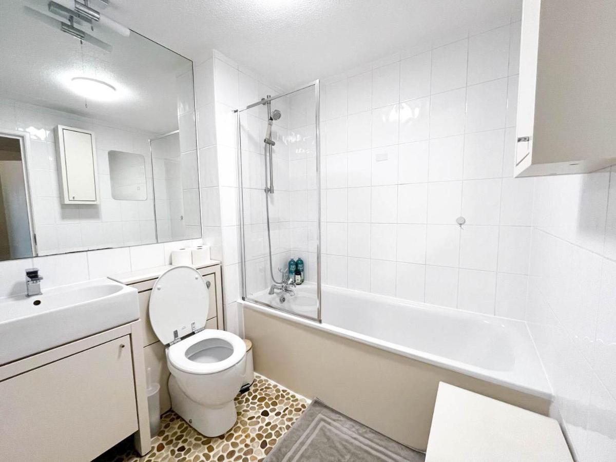 Lovely 2 Bedroom Flat With Free Parking, Great Transport Links To Central London, The Excel Centre, Canary Wharf And The O2! Екстер'єр фото